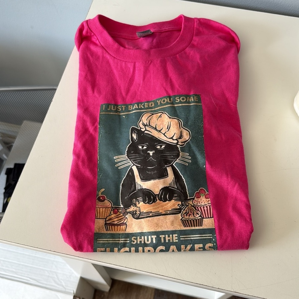 Cute novelty cat tee. Size M